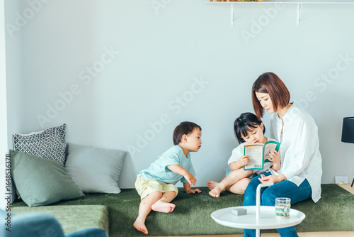 リビングで本を読む親子