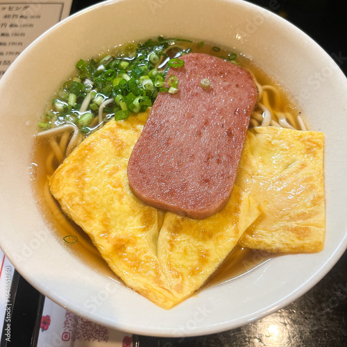 スパムと卵焼きの沖縄そばアップ写真