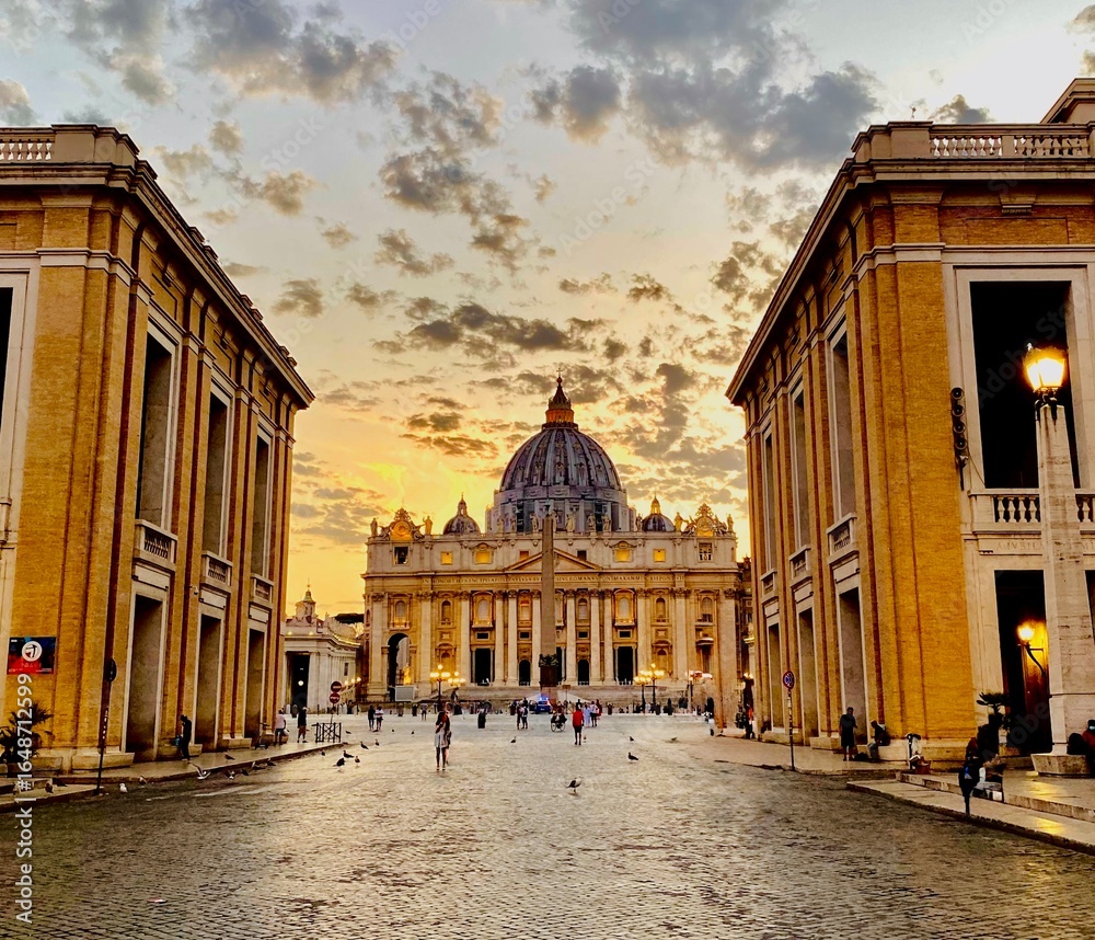 Fototapeta premium St. Peter's Square and St. Peter's Basilica in the Vatican
