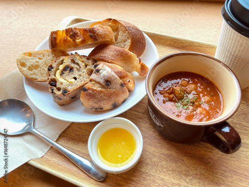 バゲットと豆スープのカフェ朝食セット