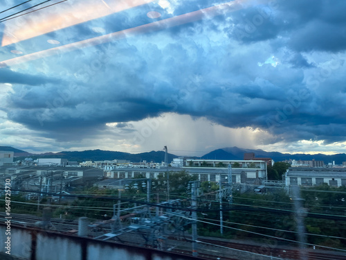 新幹線の車窓から見た夕方のゲリラ豪雨と積乱雲