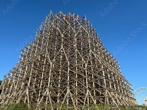 Największym i najbardziej ekstremalnym rollercoasterem w Energylandii jest Zadra.