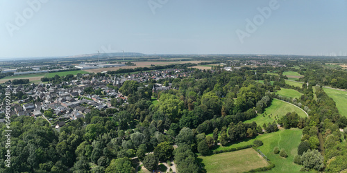 Hochauflösendes Panoramaluftbild des historischen Schlosses Paffendorf mit gepflegtem Schlosspark und dem Fluss Erft inmitten grüner Landschaft bei Bergheim, Nordrhein-Westfalen, Die Luftbild AG