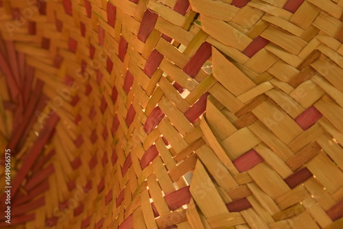 Textura de chapéu sertanejo de palha seca, fundo do sertão brasileiro, padrão artesanal de acessório caipira da fazenda