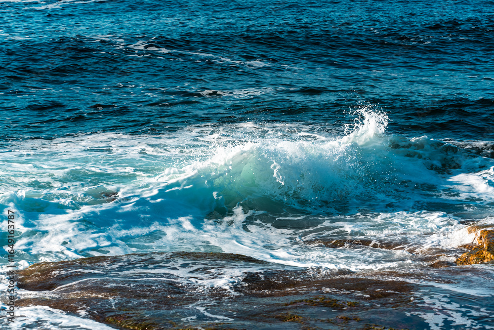 Obraz premium surf waves of clear blue waters of the Arctic Ocean