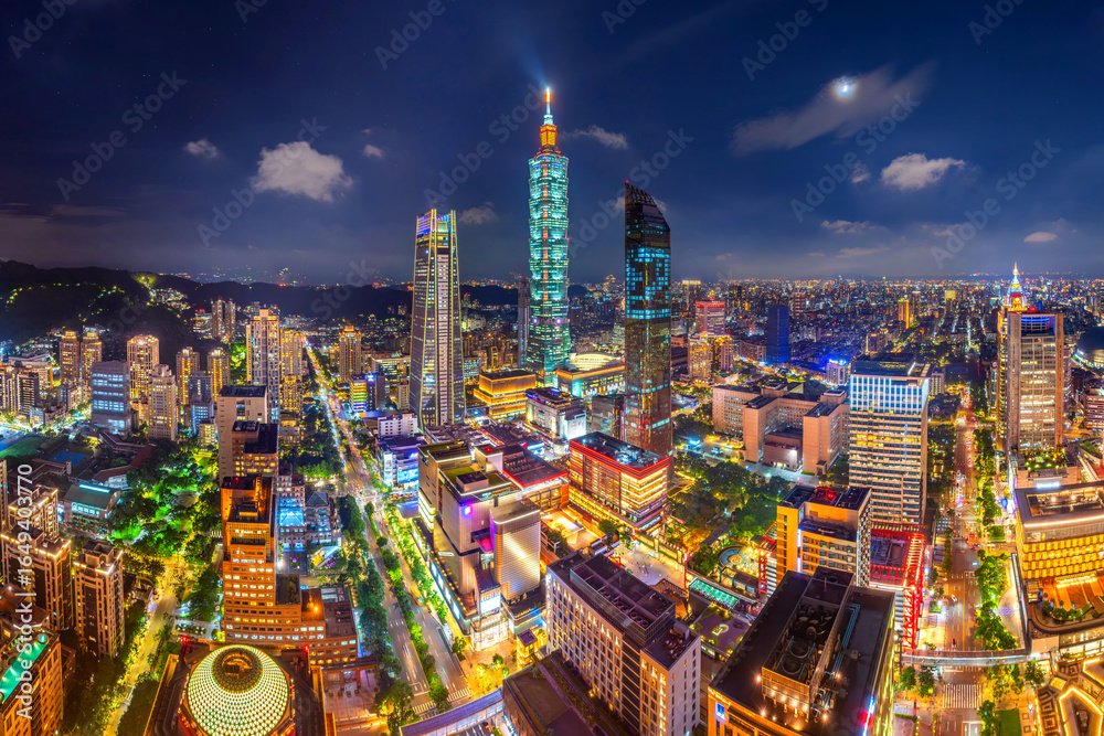 Obraz premium Aerial view of downtown and traffic in Taipei, Taiwan.