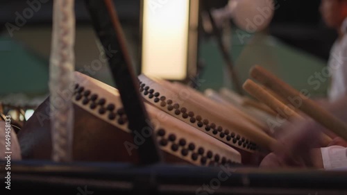 夜の祭りで行われるパレードの太鼓のアップ