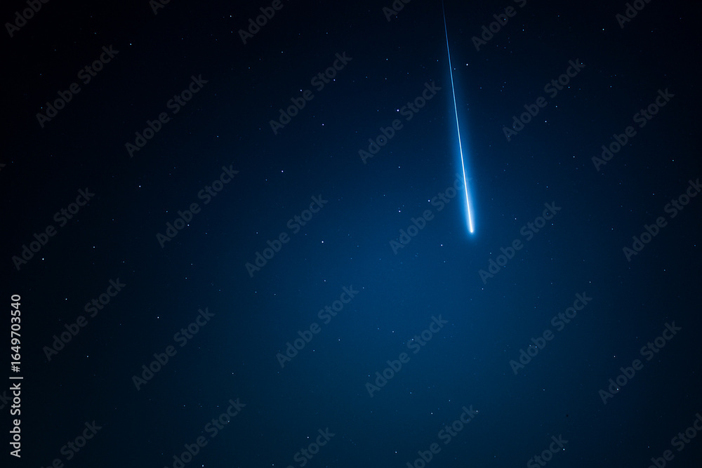 Obraz premium Celestial Arrow: Meteor Piercing the Night
