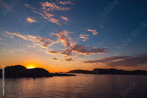 Tramonto sul mare dell'isola della Maddalena in Sardegna, Italia
