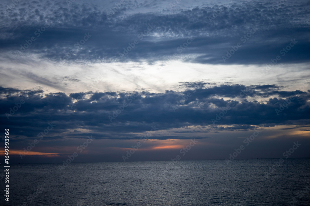 Fototapeta premium sunset over the sea