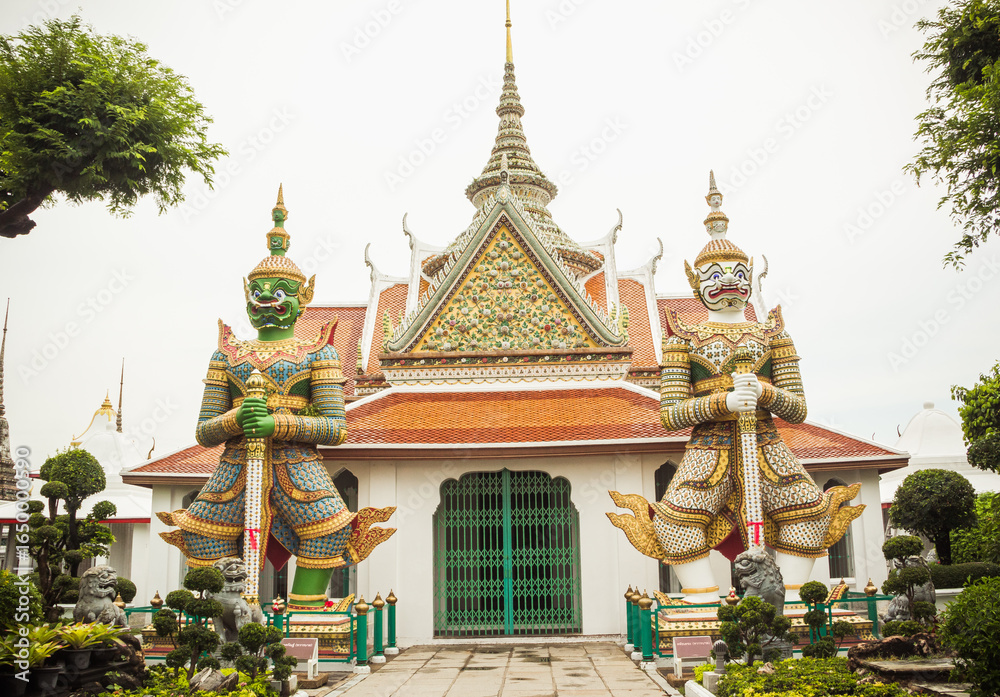 Naklejka premium Wat Arun temple, one of landmark Chao Phraya river in Bangkok Thailand 
