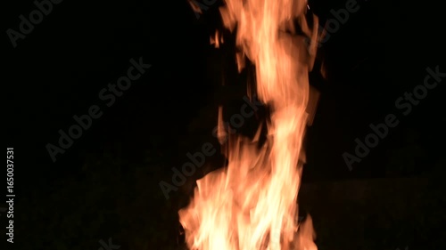 fiamme che ardono nella notte