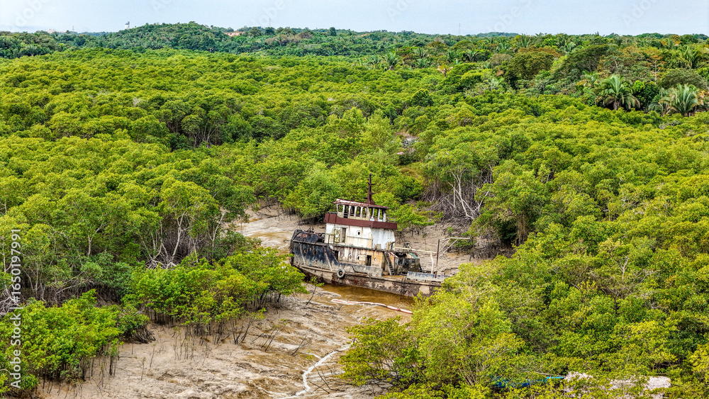 Fototapeta premium Antiga embarcação encalhada em meio ao mangue, com a maré baixa! São Luís, Maranhão, Brasil. Uma imagem de drone. 