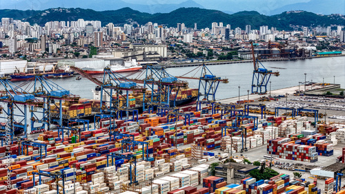 Quadro su tela Terminal de Containers no Porto de Santos, lado Guarujá, São Paulo, Brasil! Uma vista aérea de Drone