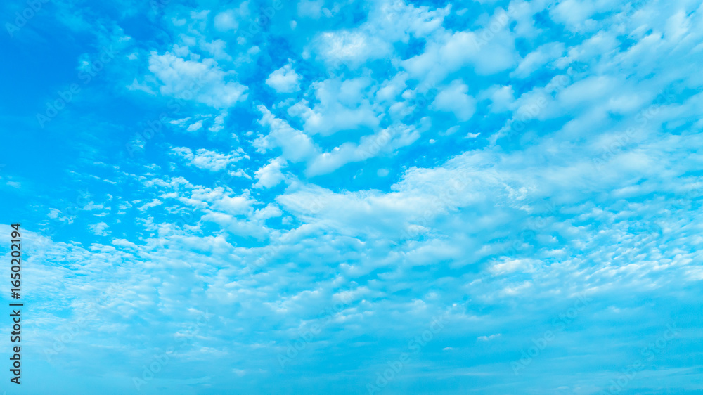 Obraz premium Panorama of cloud clear sky background for summer vacation concept at ocean and summer sea water with sunlight of beautiful cloudy 