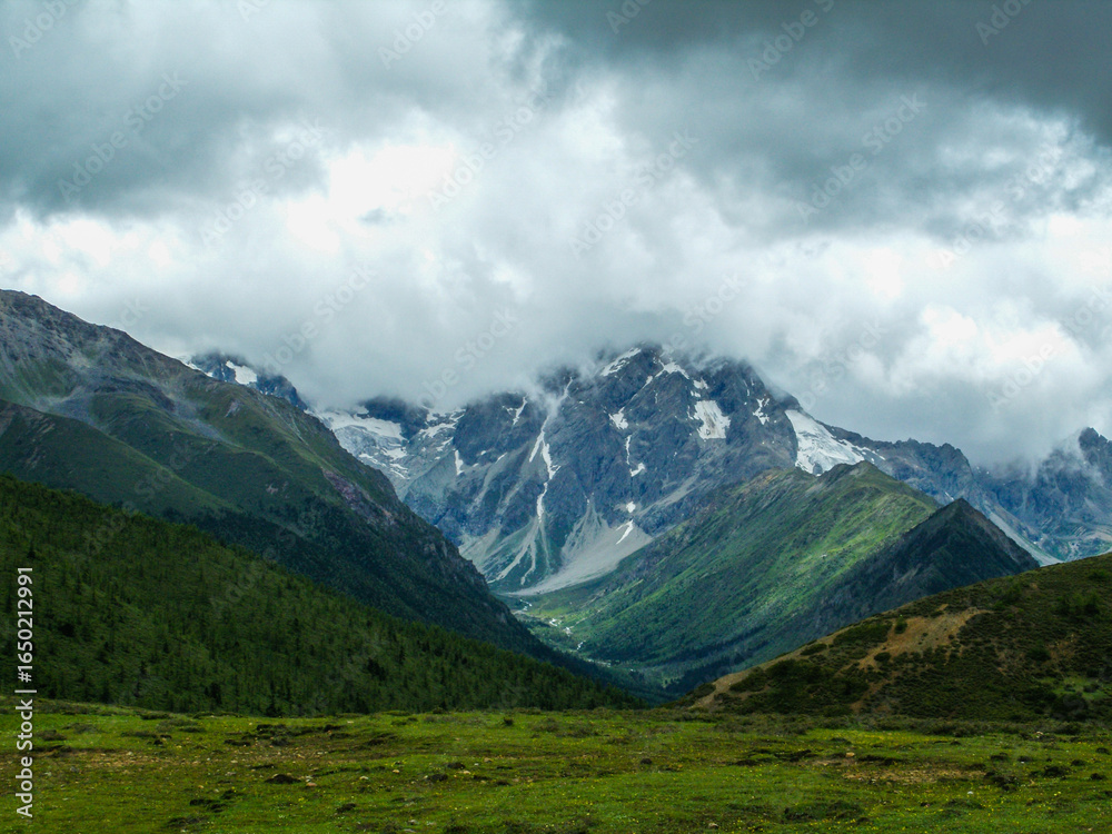 Obraz premium Scenic Snowcapped Plateau Mountains at Feilai Temple in Deqin Yunnan China