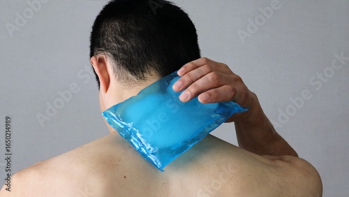 保冷剤で身体を冷やす人物の後ろ姿