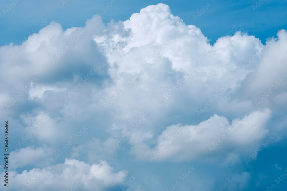 Obraz premium Soft white clouds float serenely against a blue sky on a clear day in early afternoon
