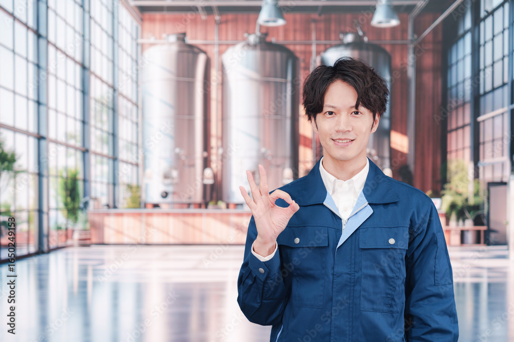 Fototapeta premium お酒の醸造所で働く男性