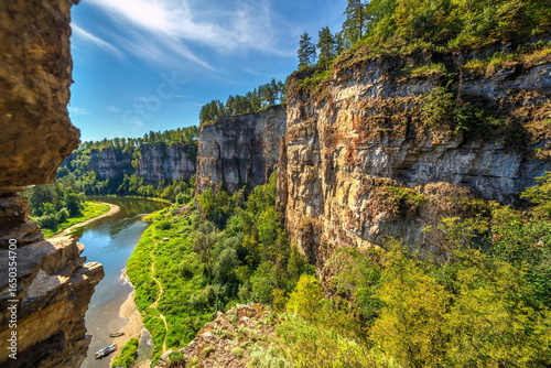 Foto beautiful river ai flowing through the ural taiga among rocks on a summer day in