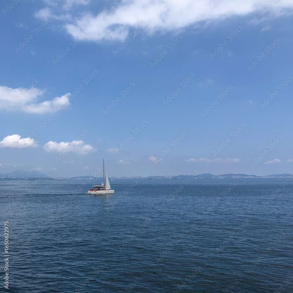 Fototapeta premium Sailboat on Calm Waters Under a Clear Sky