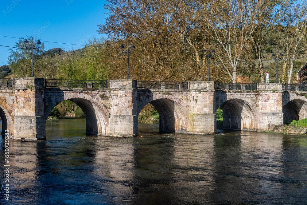Obraz premium Stone bridge over the Pisuerga River in Alar del Rey Palencia Castilla y Leon