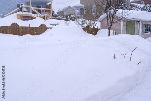 extérieur de maison recouverte de neige - immobilier résidentiel 