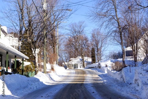 Vue d'une rue du Canada en hiver, recouverte de neige. 