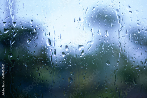 雨に濡れた窓ガラス