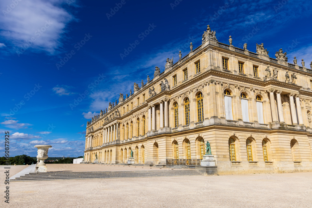 Obraz premium Angled view of the Palace of Versailles as seen from the gardens, France