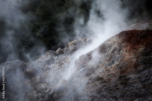Fotografía Geothermal Landscape of the Biancane Site in Tuscany with Natural Steam Vents