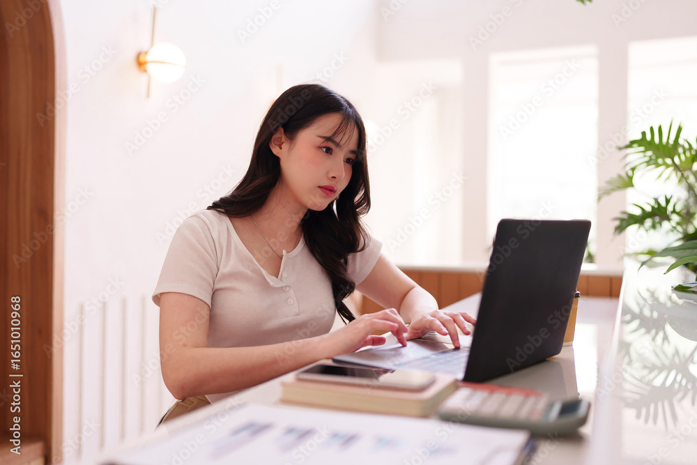 Obraz premium Asian adult woman focused productive remote work cafe professional laptop business strategy online study digital nomad lifestyle