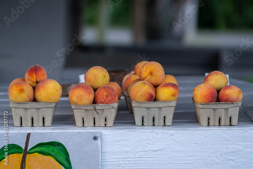 Fotografie Peaches in basket