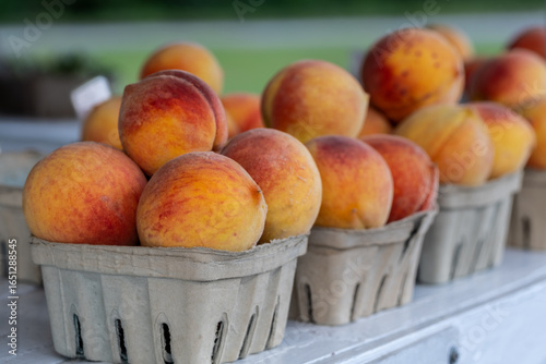 Tablou pe pânză Peaches in basket