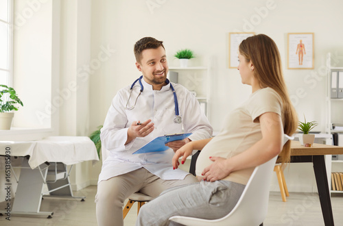 Foto Pregnant woman visiting doctor
