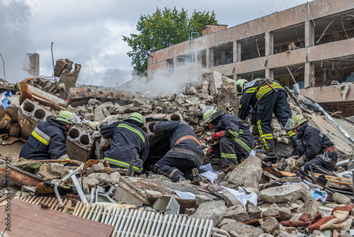 Quadro su tela Rescue workers clearing debris after structural collapse