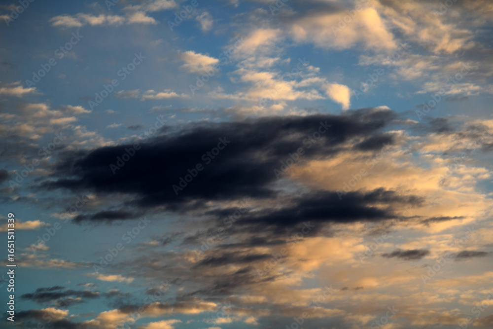 Fototapeta premium Wired cloud formation in the sky