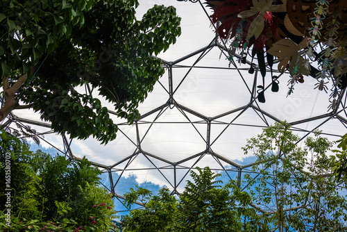 Foto Lush tropical rainforest inside a geodesic dome at the Eden Project, showcasing