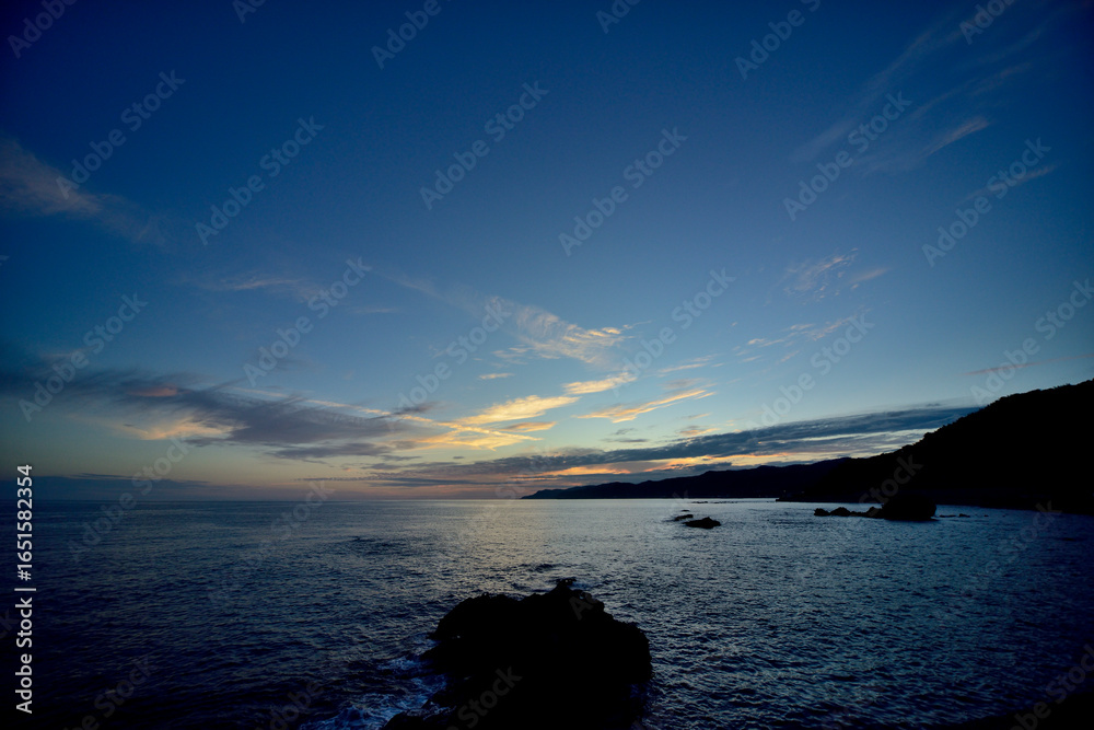 Fototapeta premium 二本海に日が昇る