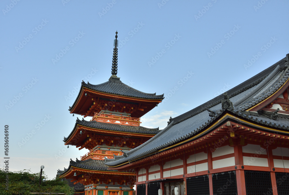 Obraz premium 清水寺 三重塔と経堂(京都市東山区)