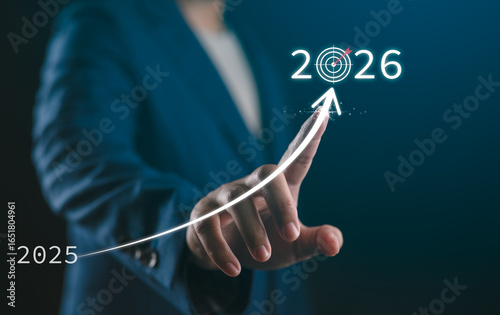 Fotografia Businessman hand drawing line for increasing arrow from 2025 to 2026 for preparation merry Christmas and happy new year concept