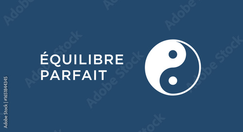 ÉQUILIBRE PARFAIT. Symbole yin yang sur fond bleu. Concept de dualité, harmonie, spiritualité et philosophie chinoise.