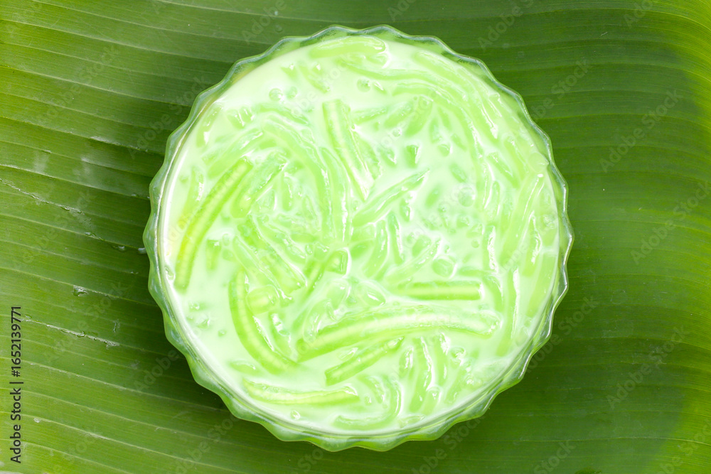 Fototapeta premium Rice noodles dessert with coconut milk cream