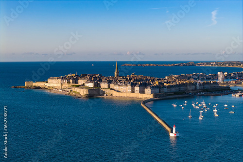 Foto Aerial view of the Old Town of Saint Malo in Brittany France