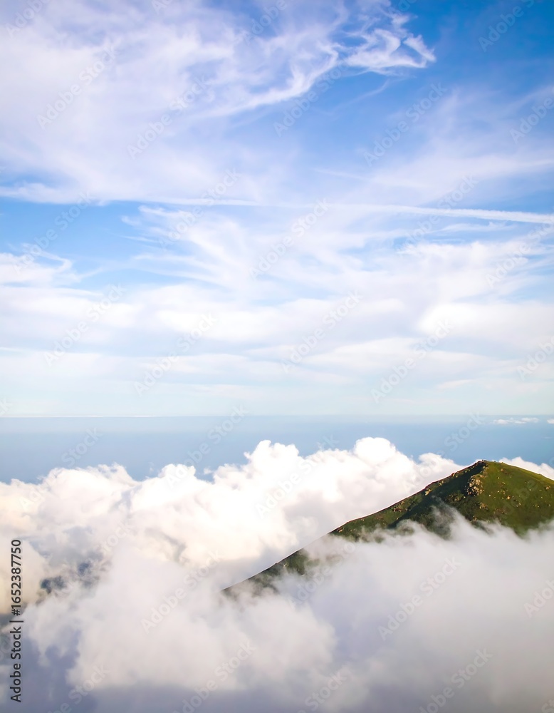 Obraz premium A mountain peak above the clouds