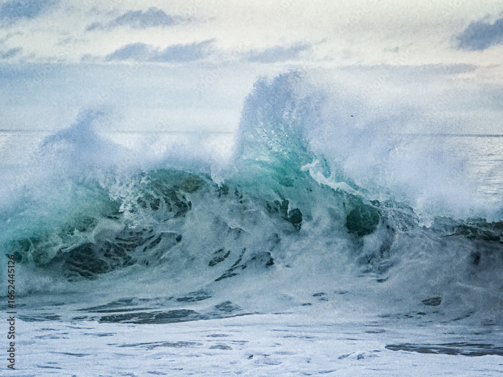 Naklejka premium wave breaking on the rocks