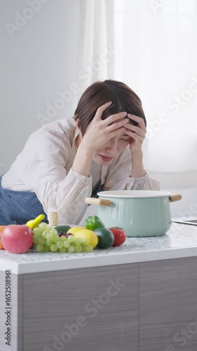 キッチンで献立を考える女性（家事・主婦・自炊）	
