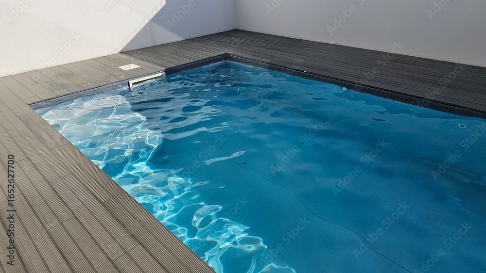 Obraz premium Empty Blue Swimming Pool with Clear Reflections – Minimalist Summer Scene