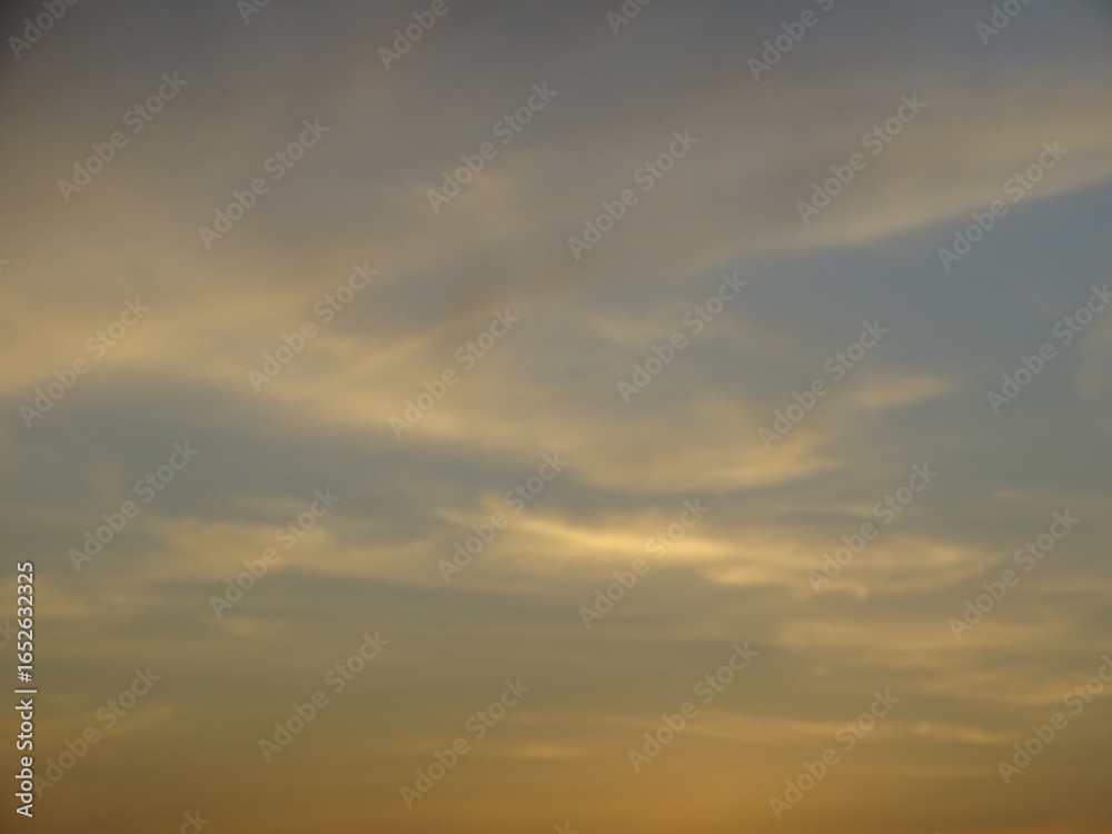 Obraz premium The colors of the morning blend in a harmony of gold and blue.