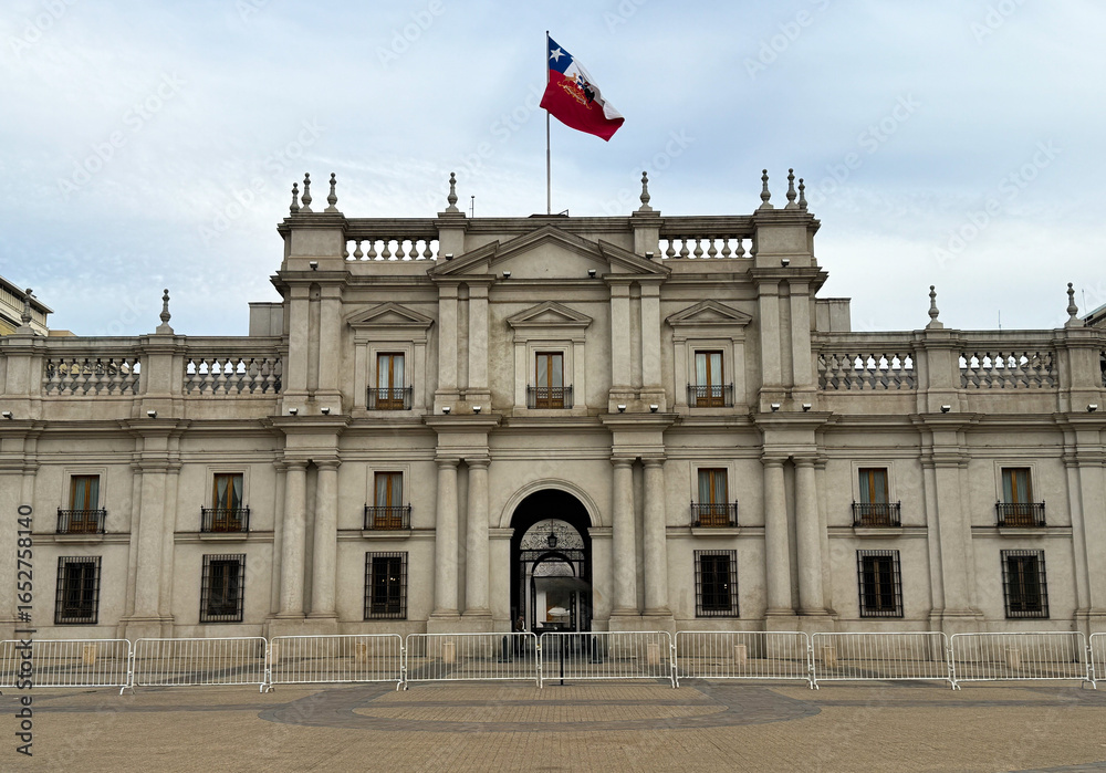 Fototapeta premium La Moneda Santiago and their guards, Chiles vibrant capital, blends Andes views, colorful streets, and rich cultureperfect for stunning, authentic photography. Capital of Chile and Chili.